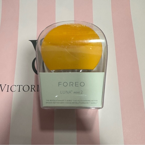 FOREO Luna Mini 2 in Bright Yellow - Picture 1 of 3